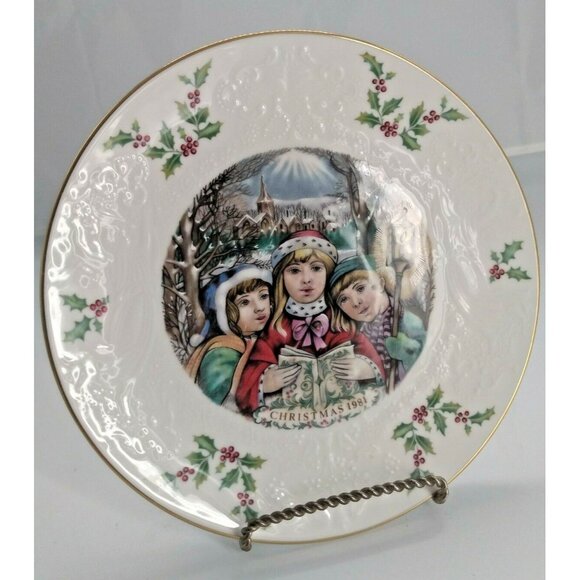 Vintage Royal Doulton Christmas Plate 1981 - 5th in the Series - 8 1/4" - Picture 2 of 10